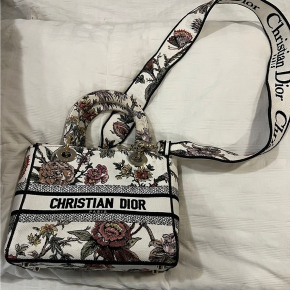 Dior Lady D-lite bag. Excellent condition. Comes with box - Picture 2 of 9